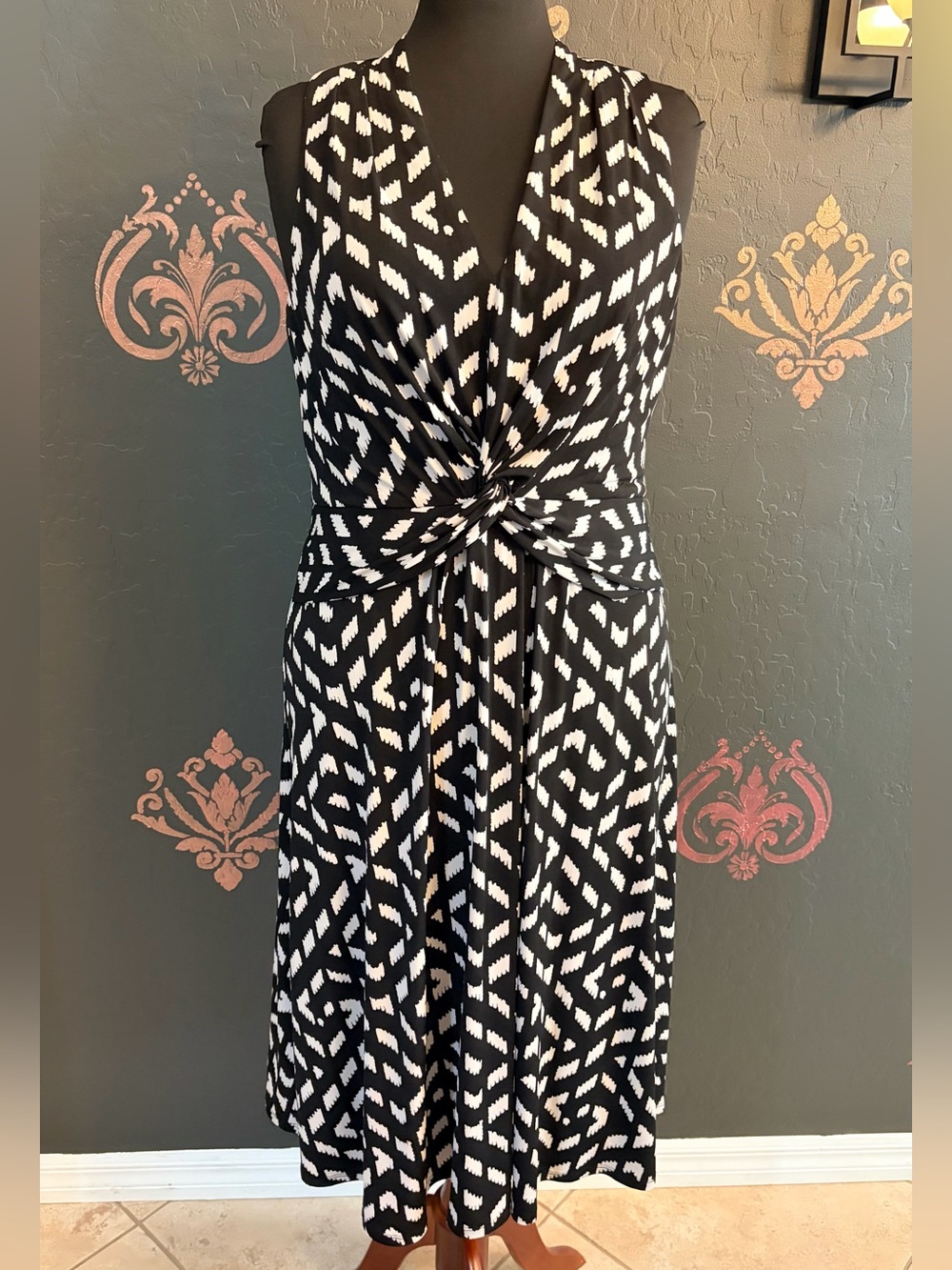 White House Black Market Black & White Twist-Front V-Neck Dress